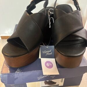 Universal Thread Women's Black and Tan Platform Sandals